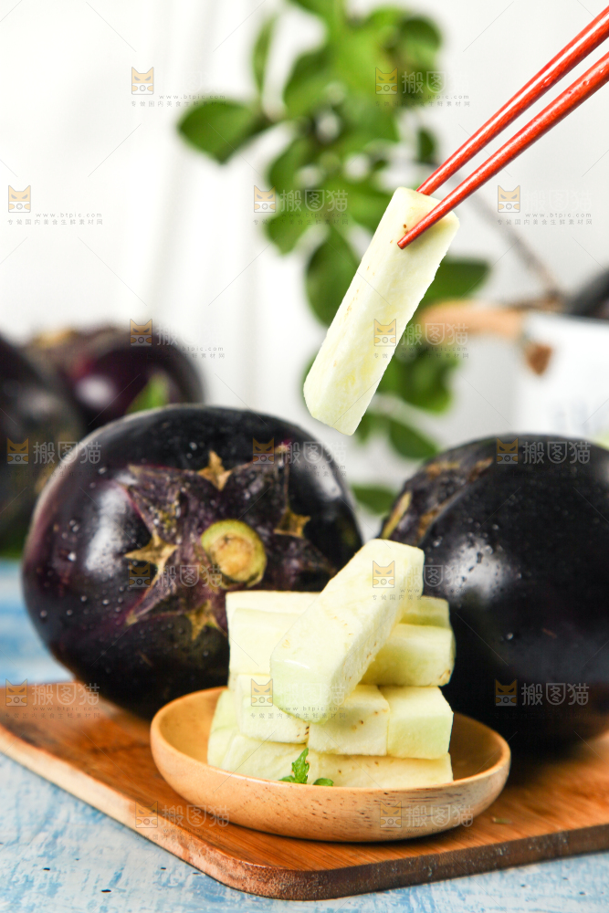 筷子夹着一块削皮的茄子