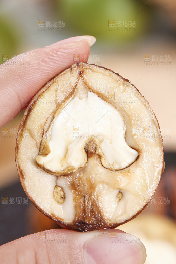 手拿切开的去皮湿核桃