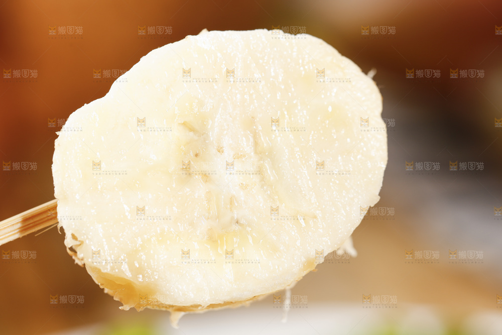 浅底上的红皮美人蕉果肉