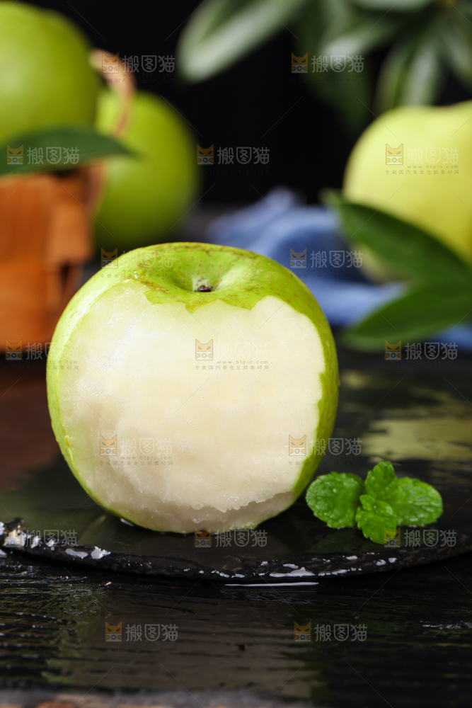 黑底上的青皮皇冠梨