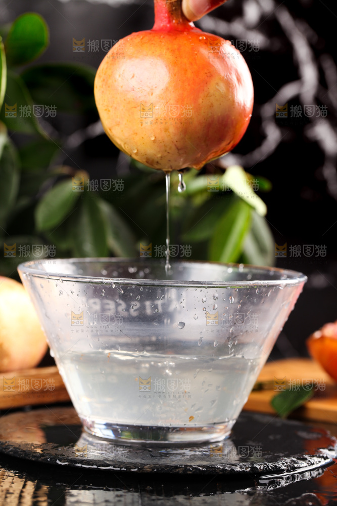 手拿蒙自石榴
