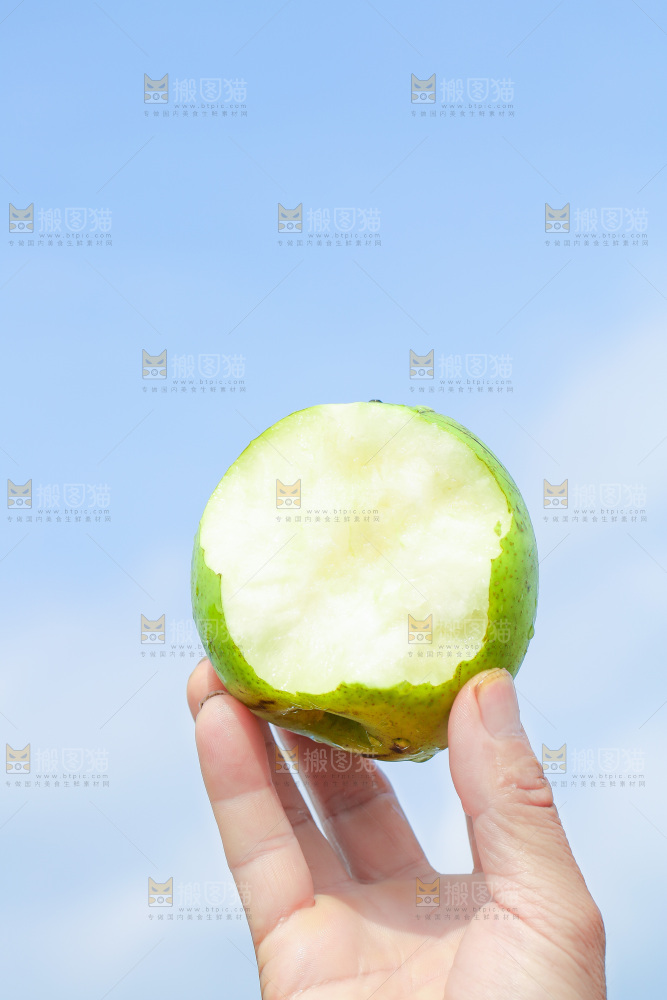 手里拿着砀山苹果梨