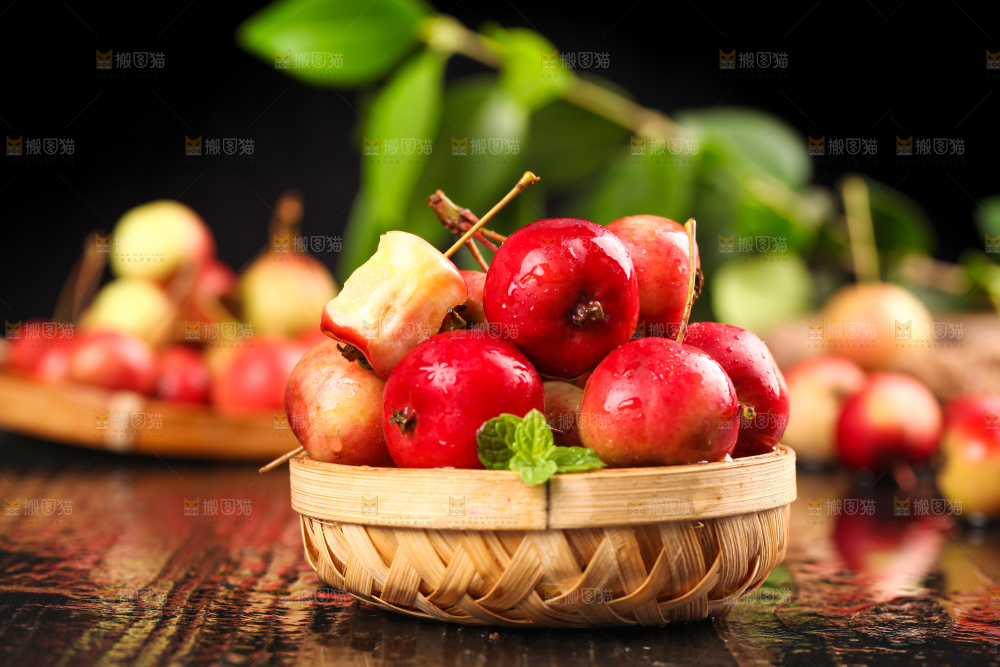 黑底上放着一筐东北海棠果