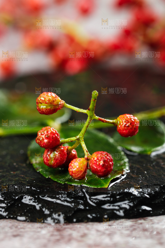黑石板上的新鲜花椒