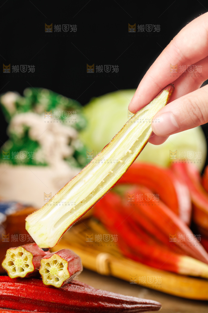 手拿切开的红色秋葵