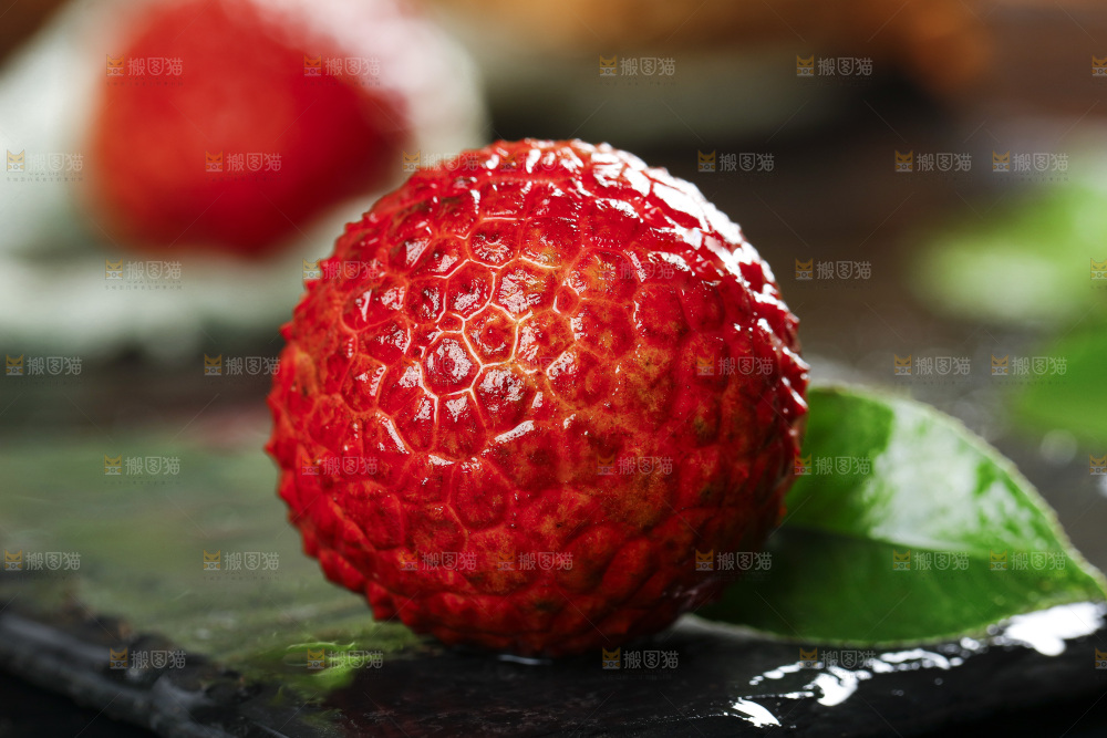 黑底上的荔枝