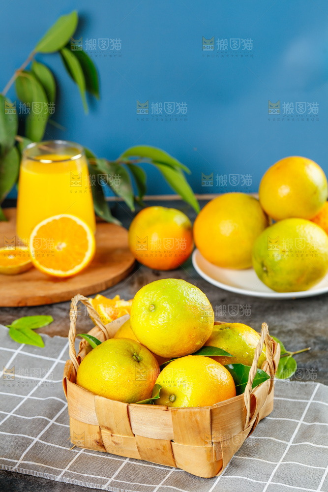 格子布上放着一筐夏橙