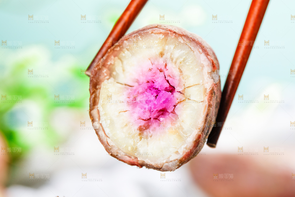 筷子夹着冰淇淋红薯