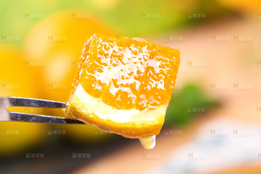 叉子叉着切开的夏橙