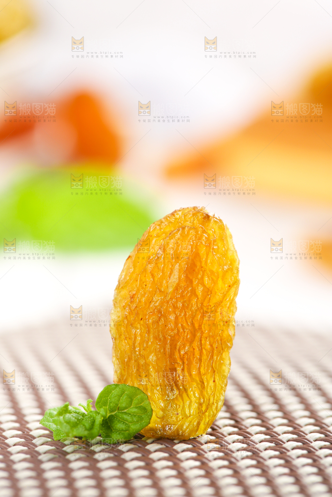 浅底上的树上黄葡萄干