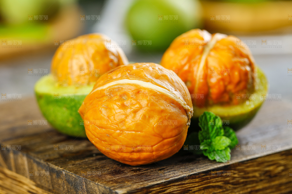木板上的去皮湿核桃