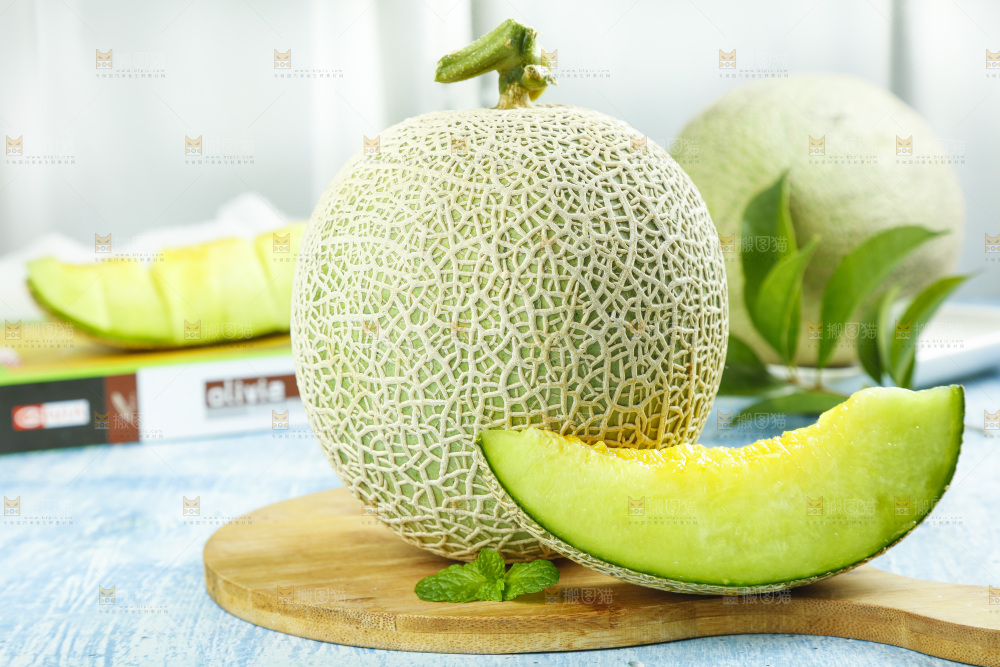蓝底上放着切开的玫珑瓜