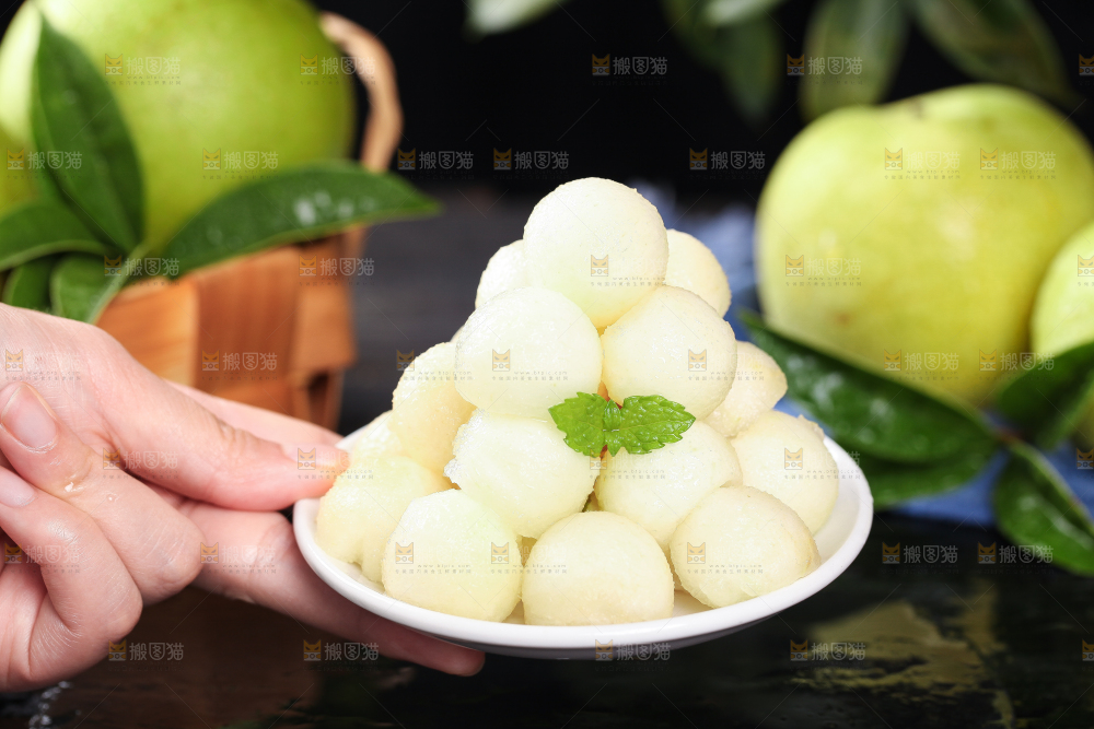 手拿一碟砀山青梨果肉