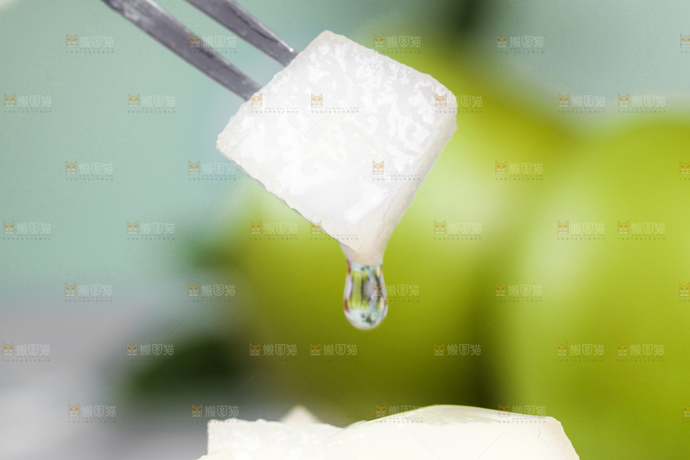 叉子叉着皇冠青梨果肉