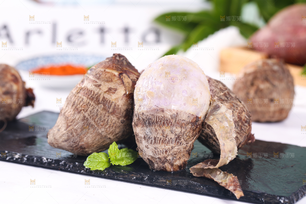 石板上放着剥皮的香芋