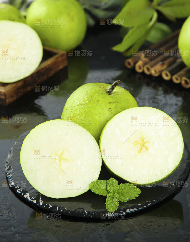 黑底上放着切开的皇冠苹果梨