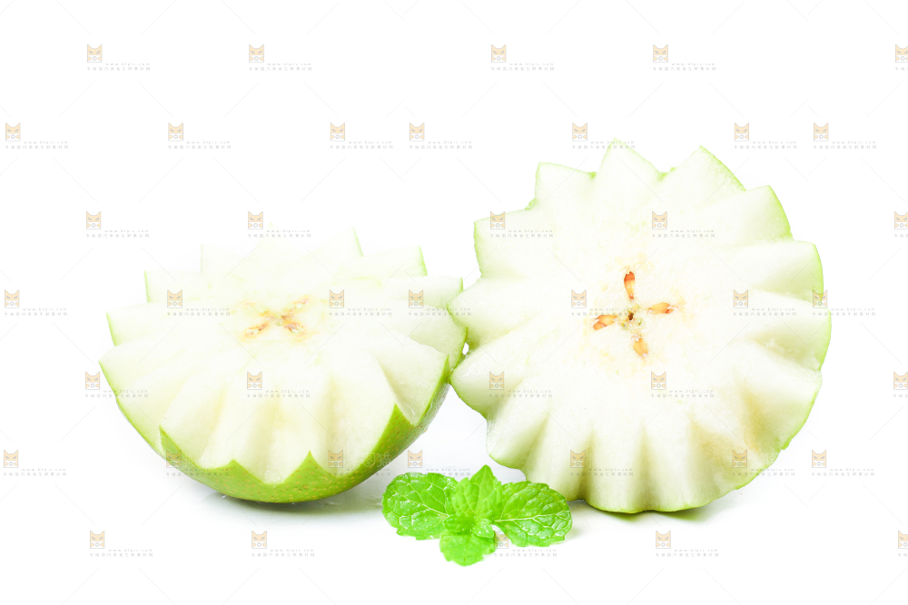切开的砀山青皮皇冠梨放在白底上