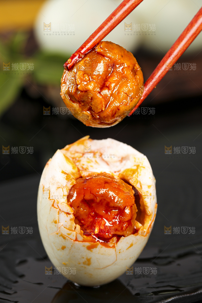 黑底上筷子夹着红心咸鸭蛋