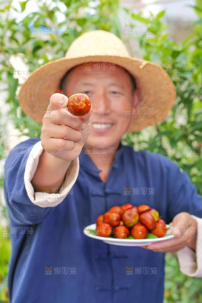农民手里端着一盘冬枣