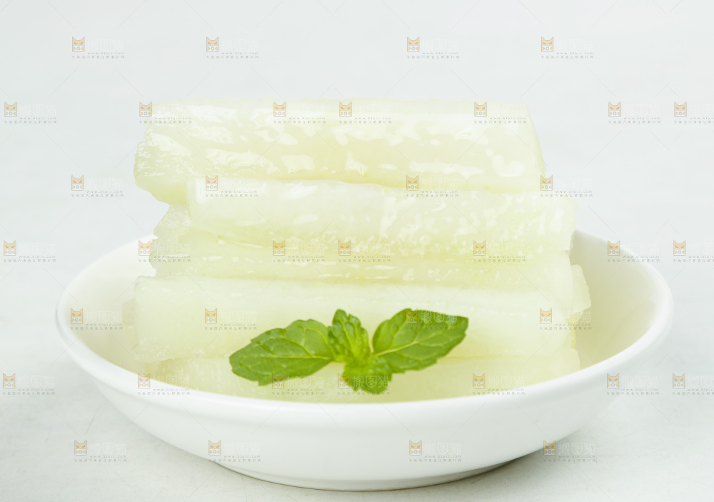 浅底上放着一碟彩虹梨果肉
