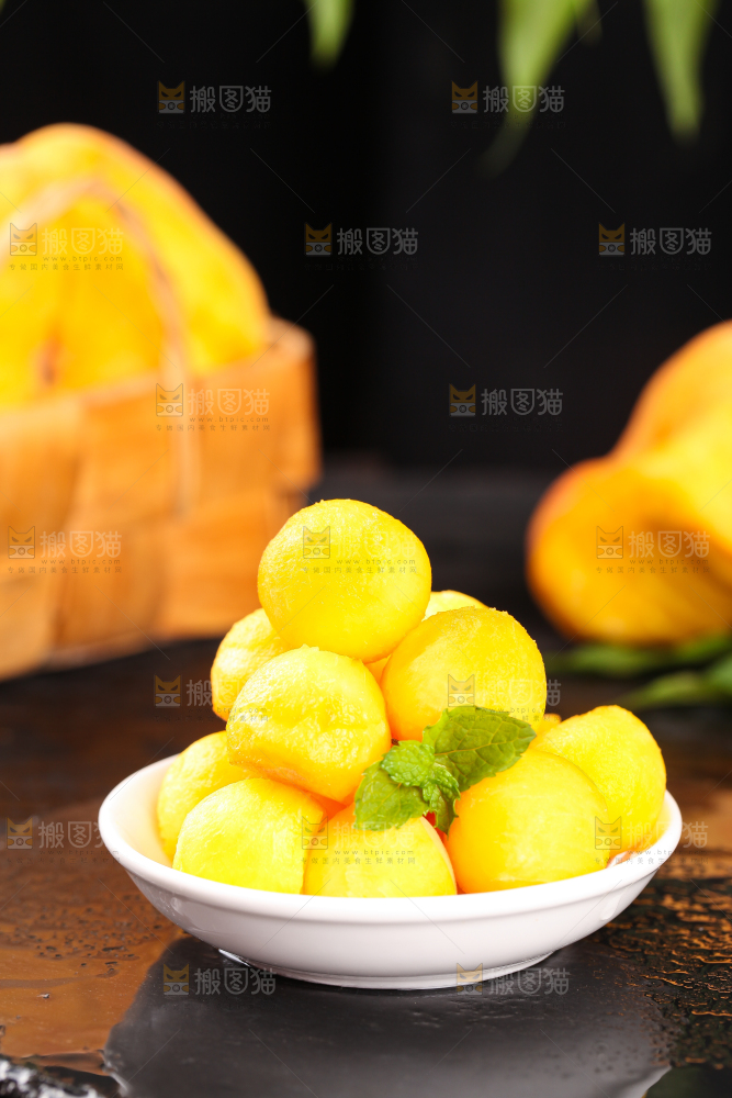 黑底上放着一碟黄蟠桃果肉