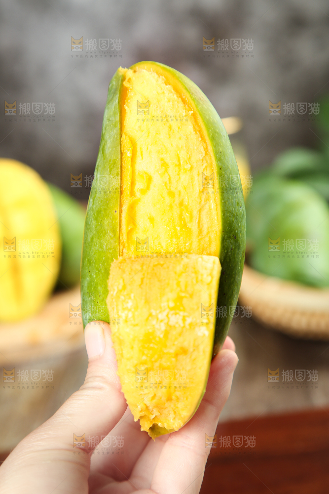 手拿剥皮的桂七芒