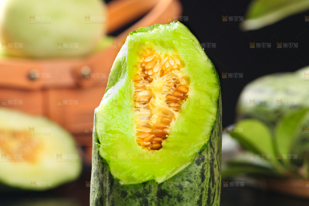 黑底上放着掰开的酥蜜甜瓜
