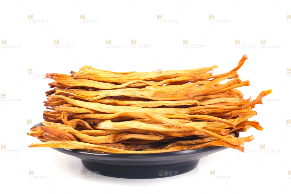 白底上放着一盘干黄花