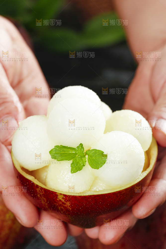 手拿彩虹梨果肉