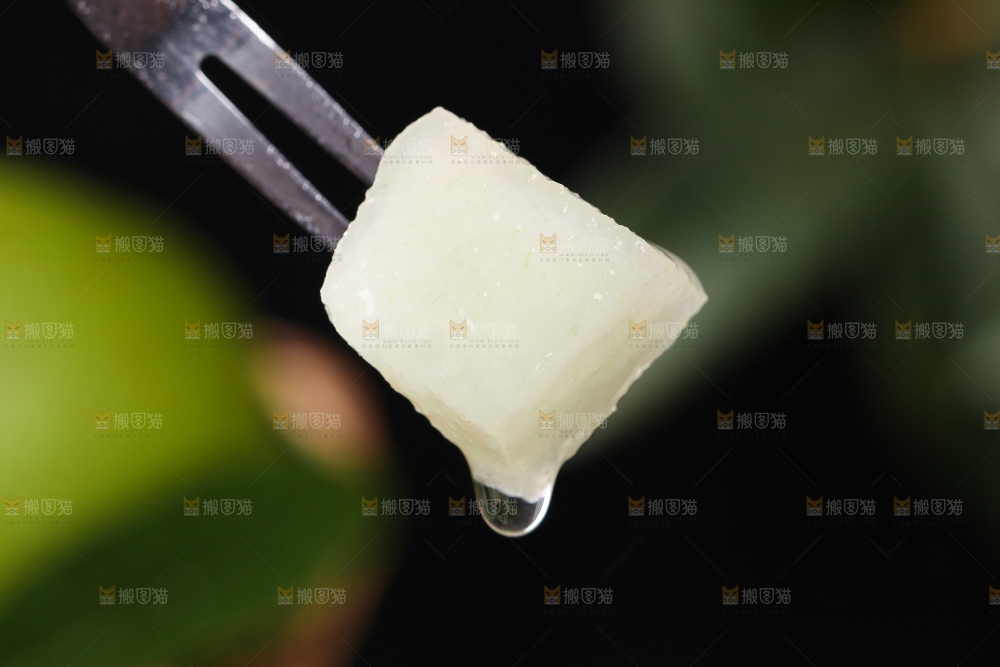 叉子叉着皇冠青梨果肉