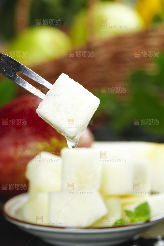 叉子叉着彩虹梨果肉