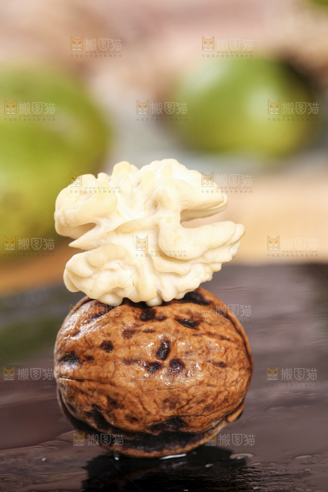 黑底上放着新鲜去皮湿核桃