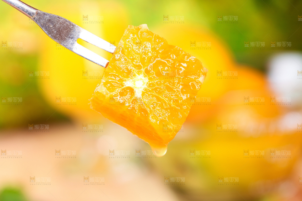 叉子叉着秭归夏橙果肉