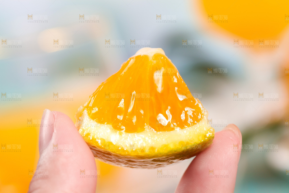 手拿一块夏橙