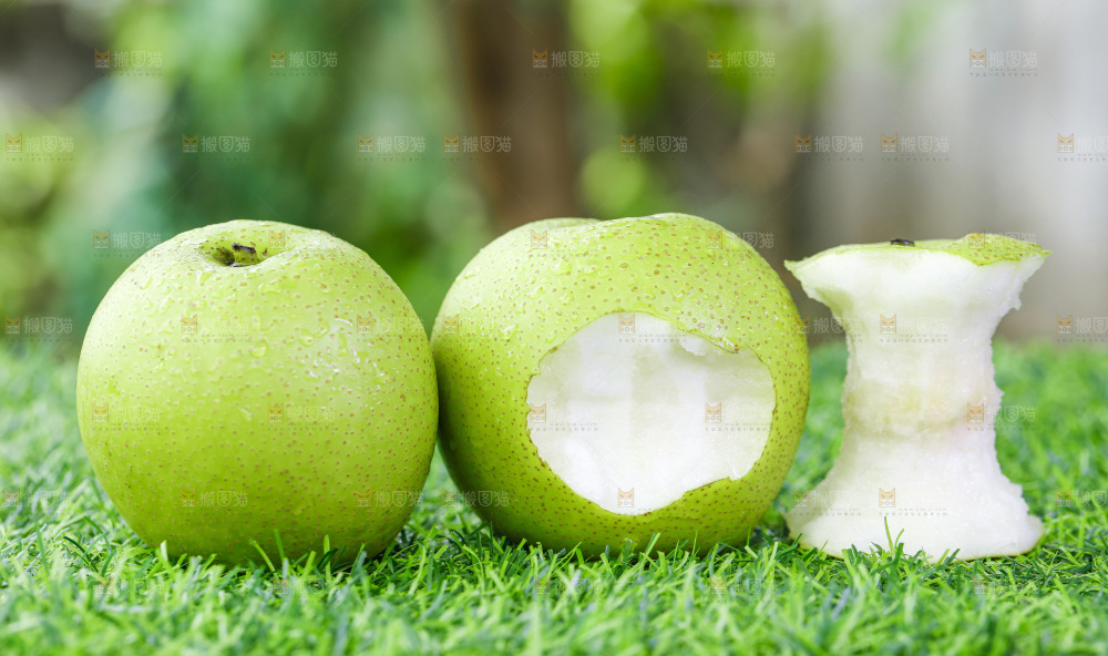 草地上的皇冠苹果梨
