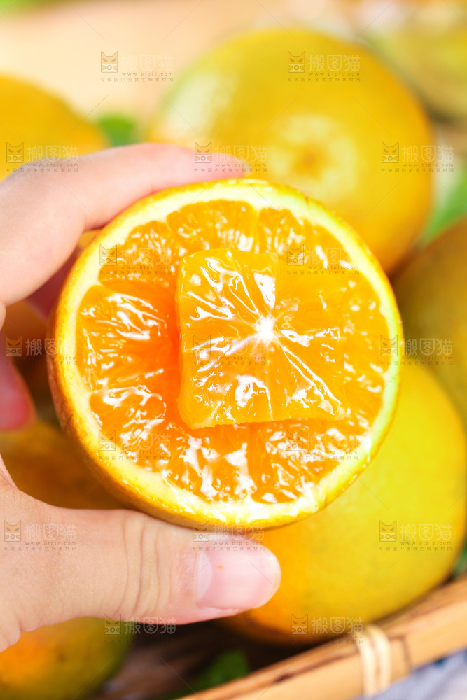 手拿切开的秭归夏橙
