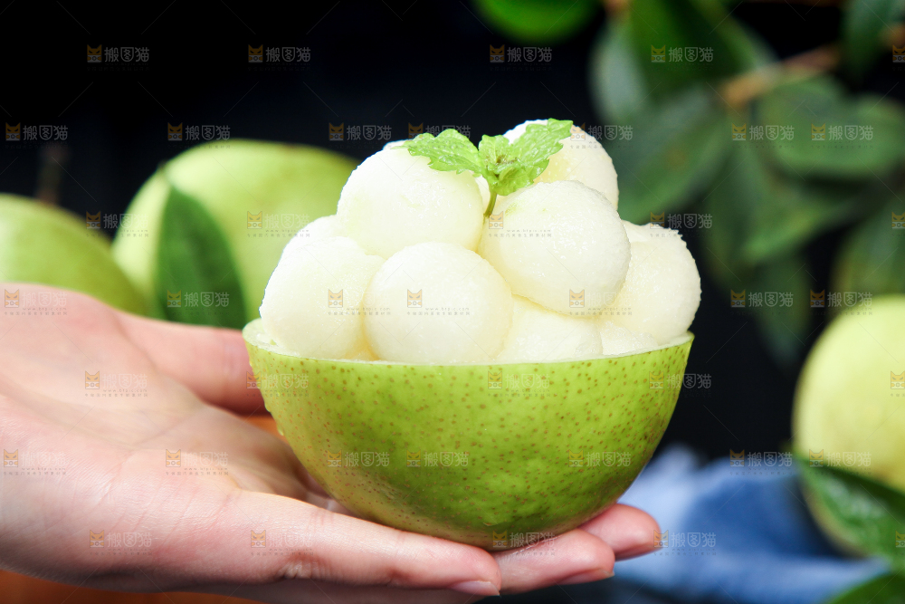 手拿皇冠青梨果肉