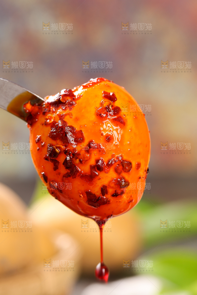 叉子叉着带辣椒的黄心小土豆