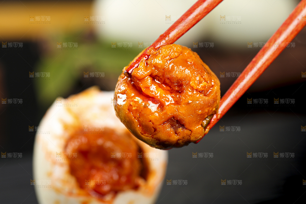 黑底上筷子夹着红心咸鸭蛋