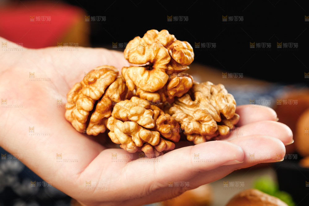 手拿核桃仁