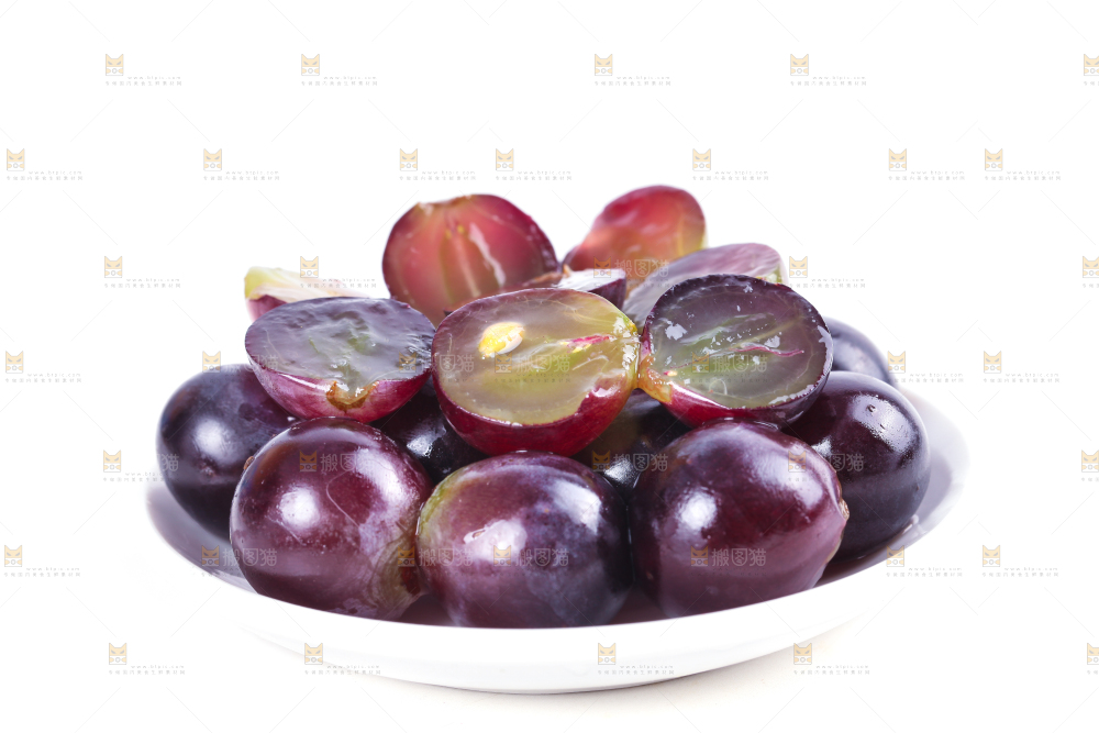 白底上放着一碟切开的巨峰葡萄