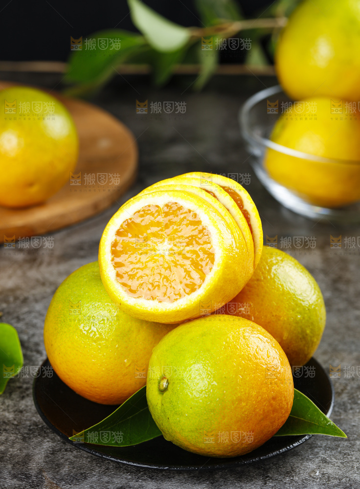 黑石板上放着一盘秭归夏橙