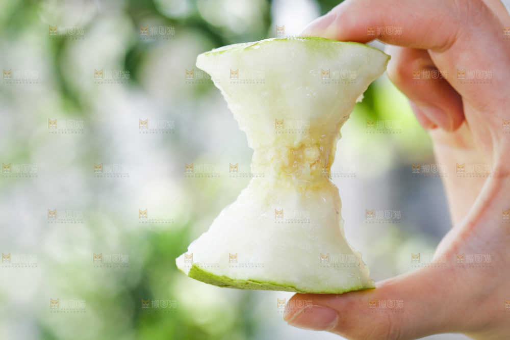手拿苹果梨果核