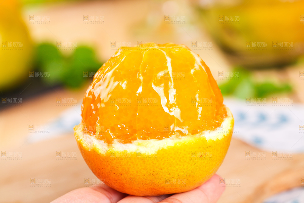 手拿削皮的夏橙