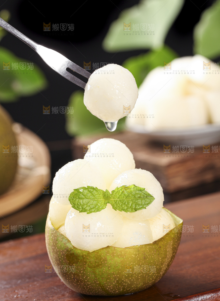 叉子叉着黄花梨果肉