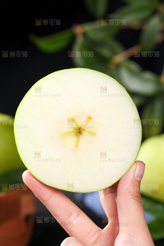 手拿切开的皇冠青梨