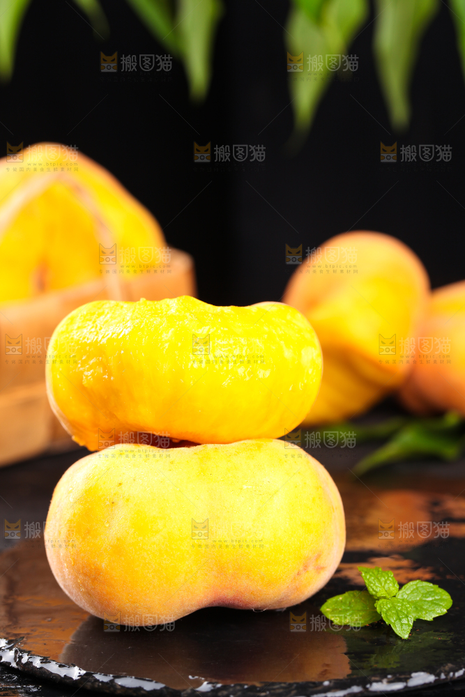 黑石板上的黄金蟠桃