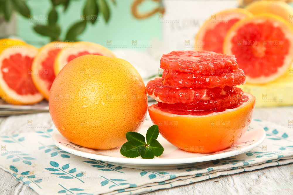 盘子里放着红心西柚果肉