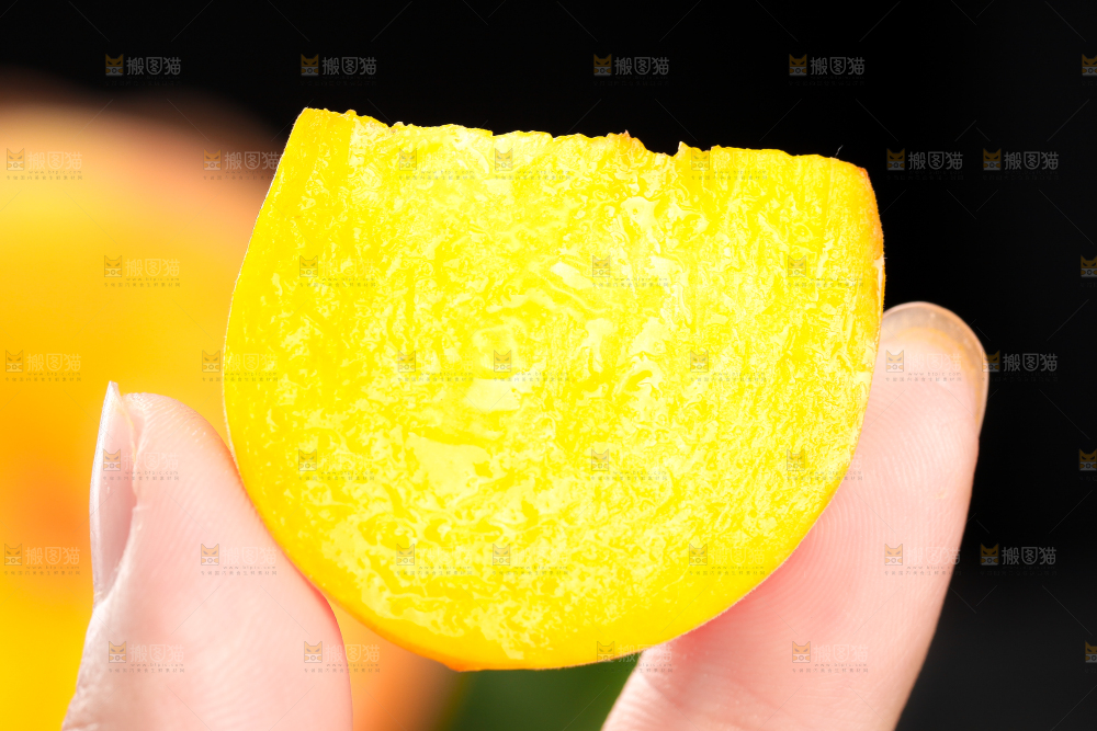 手拿切开的黄蟠桃
