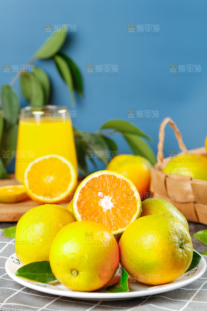格子布上放着一盘夏橙